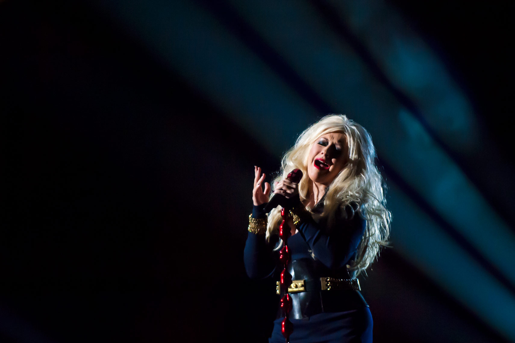 Chrisina-Aguilera-Michael-Jackson-Tribute-Cardiff.jpg